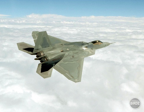 F-22 nad oblakmi