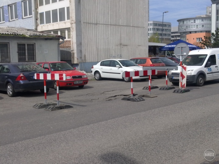 trosku sa prepadla cesta...