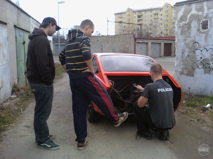 Dnešné popoludnie, výmena motora v Škode Garde :)