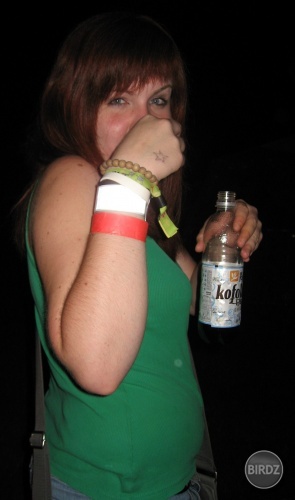 pravá festivalová podla @yolis : vodka, kofola, lesklé oči a srandy kopec :D a reflexný náramok!