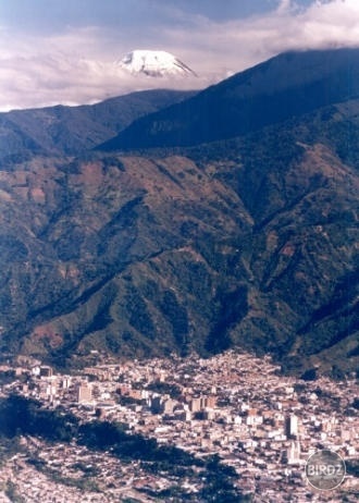 ibague y de fondo el nevado del ruiz..