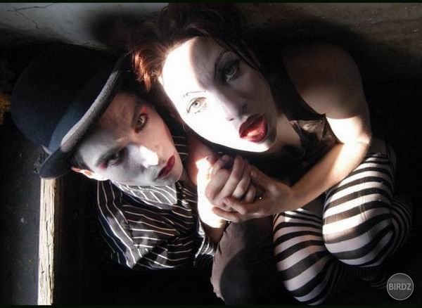 Pomerne neznáma, ale výborná punková skupina tuším z Nemecka (nie som istá) s názvom Dresden Dolls... na doprevádzanie spevu používajú iba bicie a klávesy...