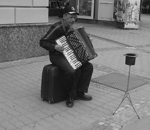 ujo na namesti...