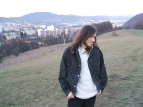 občas sa chodím prejsť na kopec nad naším mestom...dobre sa mi vtedy premýšľa nad globálnymi problémami...zaoberám sa príčinami vzniku ozónovej diery a trápi ma stav vody v tropickej Afrike a na blízkom východe...