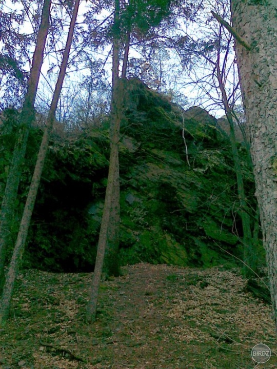 Mimoriadne miesto. Hore na tej skale je lavička s výhľadom na okolie. ....:)a moje prve rande po troch mesiacoch
