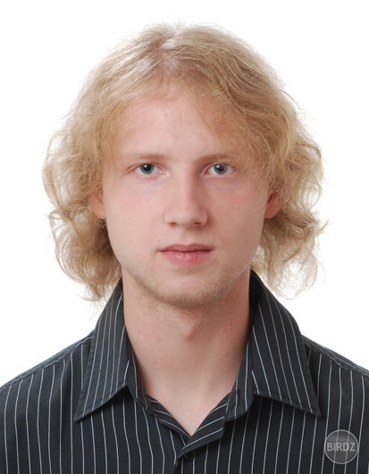 celkom aktuálnejšia fotka :D to mám na ajsik :D ale akosi sa tam moc nepodobám na seba :D :D :D čo už :D :D :D vypadam tu jak tlk :D  