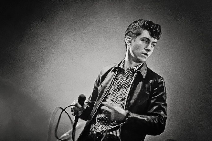 nevedela som že spevák arctic monkeys je taký pekný :D
akože počúvam ich už dosť dlho ale nejako som nikdy nebola zvedavá ako vyzerajú a ani klipy som im nevidela :D 