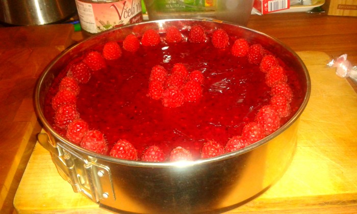 na hovno cvaknuté ale dneska cheescake :) na vrchu ríbezle a ozdoba z malín :) k tomu 400 pagáčov a zajtrajšie krštiny budú doko! :)