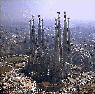 Sagrada familia, úžasné dielo Antonia Gaudího. Myslím si však, že krajšia je ešte v noci, pekne nasvietená. 