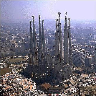 Sagrada familia, úžasné dielo Antonia Gaudího. Myslím si však, že krajšia je ešte v noci, pekne nasvietená. 