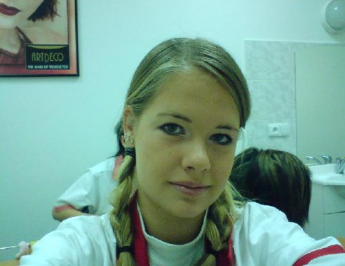maturantky ma na praxi malovali a takto to vyzeralo,,bohuzial nemali bledsi make-up tak som troska oranzova:D