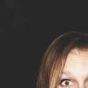 Život je desne prázdny. Nie som tragéd vážny. Viem, že okamih je vzácny. Ľúbim smiať sa veľa, vravia že sa bláznim. No keď som blázon, tak som blázon ale šťastný!