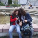 Ja s mojou imaginarnou pseudonet sestrickou - dvojcatom Eliskou ktoru uplne ze luuubkam :):):) (vsimnite si tie rovnake arafatky, naramky a odznaciky co su neni vidiet :D ) (a nevsimajte si Hwinulin prst ona ho nema krivy to je len opticky klam :D:D:D ) 