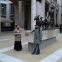 Toto je fotka z Paternoster Square, blízko St. Paul´s Cathedral, a dostala sa sem hlavne preto, aby ste si tí, ktorí máte dobrí zrak všimi, že ten chlap, čo je na súsoší, je absolútne bezpohlavný! :D