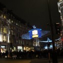 Na Regent Street tento rok propagujú nový diel Narnie, takže tam všade svietia ich veľké svietiace postery, ale na fotke to chvalabohu nevidieť :D 