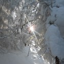 slniečko sa prediera cez kopu snehu