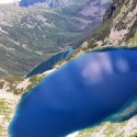 dole Morskie oko, nad ním Czarny Staw pod Rysmi