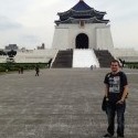 Chiang Kai Shek Memorial Hall. Vnutri bola straz, ktora za celu hodinu nemoze ani raz zmurknut.