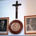 Atmosféra v portugalskej škole za čias A. Salazara: kríž a portréty premiéra Salazara a prezidenta América Tomása