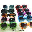 heart shappet sun glasses. su extravagantne ale aj tak by som jedny moooc chcela:-)