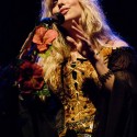 Blackmore´s Night, jemná, krásna hudba spojená s folklórom a Blackmorovou gitarou... proste mňauki (L)