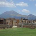 Pompeje a ten kopec za nimi je Vezuv
