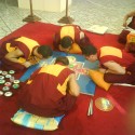Tibetsky mnisi pri sypani mandaly