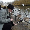 St. James´ Park mi neskutočným spôsobom prirástol k srdcu a k duši. Už sa veľmi teším na letnú alebo akú dovolenku, kedy sa zase vyberiem po jeho chodníčkoch, budem k sebe vábiť veveričky a tak... :) 