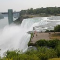 Niagarské vodopády (jedna časť), v pozadí most do Kanady.