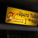 Vedeli ste že vo Viedni majú aj operné záchody? A naozaj v nich hrá hudba z opier! :D