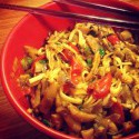 Sa mi dnes nechcelo ist obedovat von, tak som si trochu vyvaral. Spicy nudle na cibulke s hribami (enoki a nieco co vyzera ako kuriatka) a zelinou.