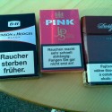Takže úplne vľavo ďalšie cigarety, čo som kúpil vo Viedni, tieto ma pre istotu vyšli už 5,50€. A Dávidovky som si doniesol :D