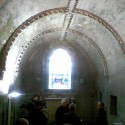 Pri hrobe Sira Williamsa, ktorý dal kaplnku postaviť. Bol veľmajstrom Rádu Templárov