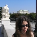 Ja pred parlamentom, v pozadí Burgtheater