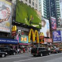 Times Square, najznámejšie námestie v New Yorku. Čo na ňom turisti nájdu? Ďalšie reklamy. A reklamy. 
