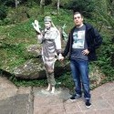 Domoroda slecinka sa chcela drzat za ruky