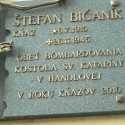 PAMäTNA TABULA FARAR BIČANIK ZAHYNUL V II:SVETOVEJ VOJNE PRI BOMBERDOVANÍ KOSTOLA