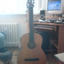 stará mať... táto gitara je zo 71. a stála 310 kčs!!