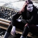dávne časy minulé keď slnko svietilo do tvárí a samota obmotávala jej telo, keď jej milý spával s inou, keď čakala na smrť, ktorá ju nechala čakať až do teraz