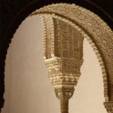 Detail v komplexe palácov Alhambra v Španielsku