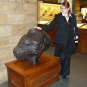 ...a napokon narazíte v mineralogickej expozícii na normálny šuter z vesmíru, ktorého sa dá dotknúť, no nespravte to :D 