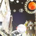 Večer pred odchodom sme sa prešli s našimi po vianočne osvetlených uliciach v centre Londýna a trošku fotili. Toto je napr. vysvietená Carnaby Street s motívom vesmírnych telies :) 