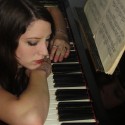Momo goticky lezi na klaviri:D