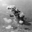 americkí imperialisti bombarduju Bratislavu