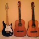 nase tri graacie (rozumej gitarky), ta prva zlava je najnovsia, ale som len jej ciastocny vlastnik, ta stredna je moja, na nej  sa ucim a hram a ta tretia je ocova z r. 1970 za 700 Kcs:D:D:D ale nedala sa uz naladit:-P