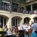 Káva na Covent Garden Markete spojená s energickým vystúpením sláčikového miniorchestra.