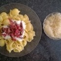 Bryndzove halusky. Bez bryndze a halusiek. Cestoviny,ruska kysla smotana,talianska pancetta,maltska cibula,holandska kysla kapusta :D