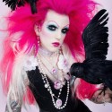 Jeffree Star... on je uplny haluzaak aa tie fotky co maa prostee a 500 kiil makeupu :D je proste saam sebou original foreveer... a tie vrany na vlasoch nemaju chybu xD