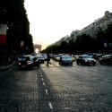 Avenue des Champs - Élysées (v pozadí Arc de Triomphe de l