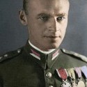 Witold Pilecki-polský dôstojník a člen odboja ktorý sa dobrovolne dal poslať do Osvienčimu aby zistil čo sa tam deje,strávil tam dva a pol roka a po úteku bojoval vo Varšavskom povstaní,po vojne v roku 1948 bol popravený komunistami 
